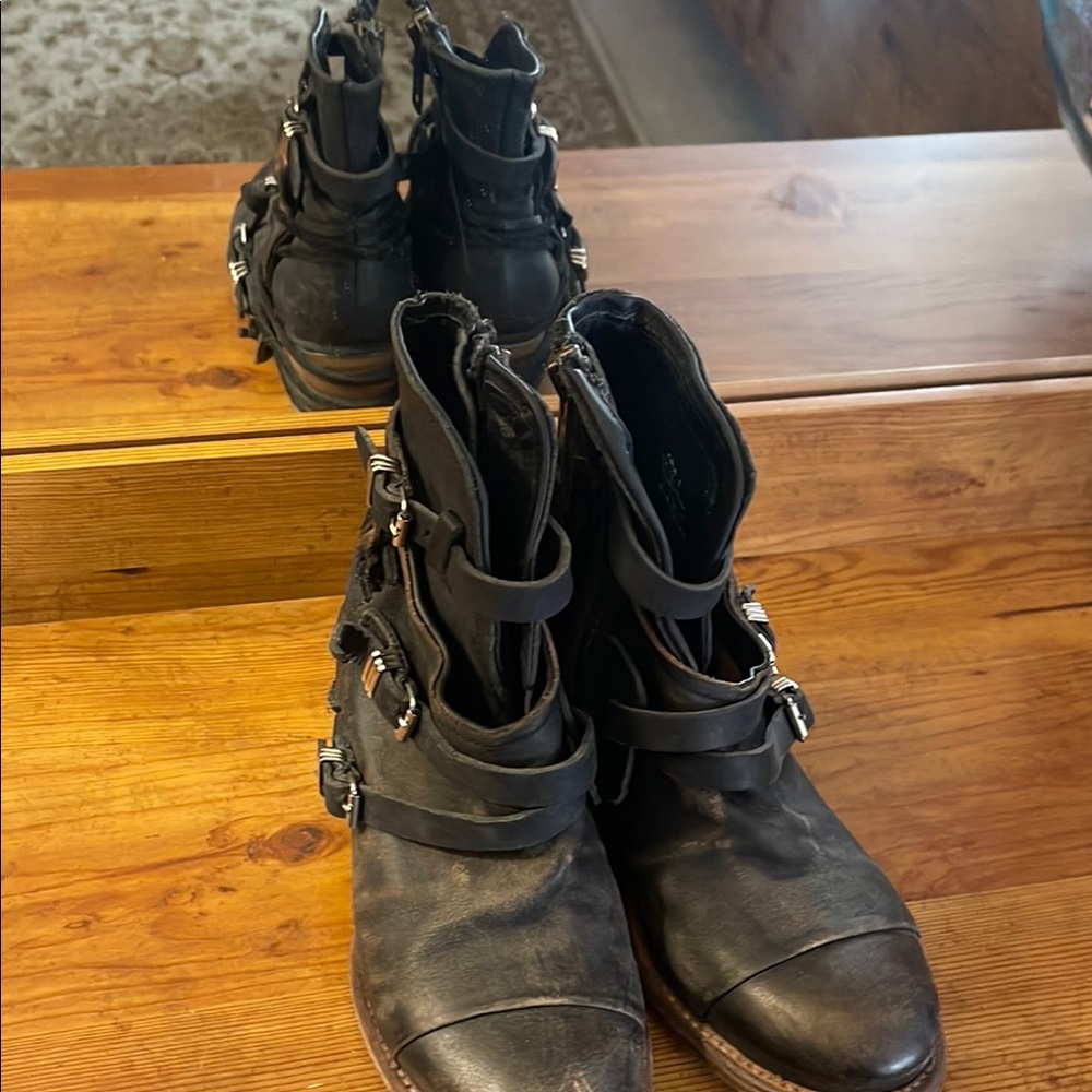 Freebird Stylish Black Ankle Boots